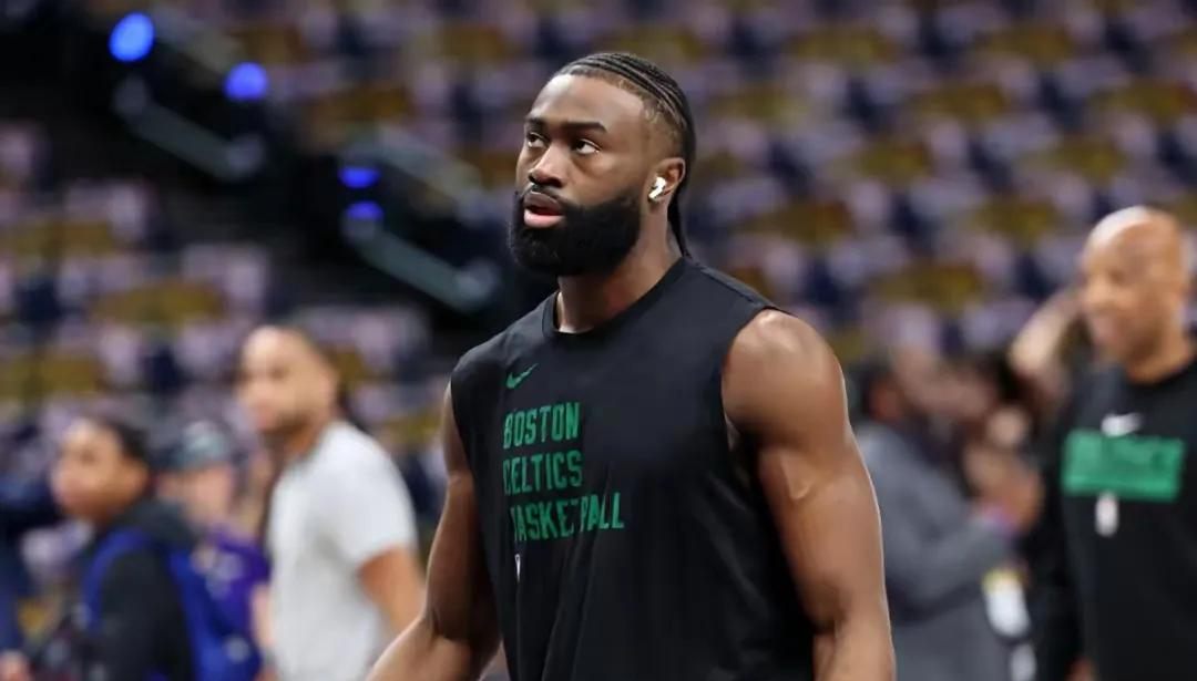 包含勇士B队碾压凯尔特人B队，杰伦·布朗爆发神勇的词条